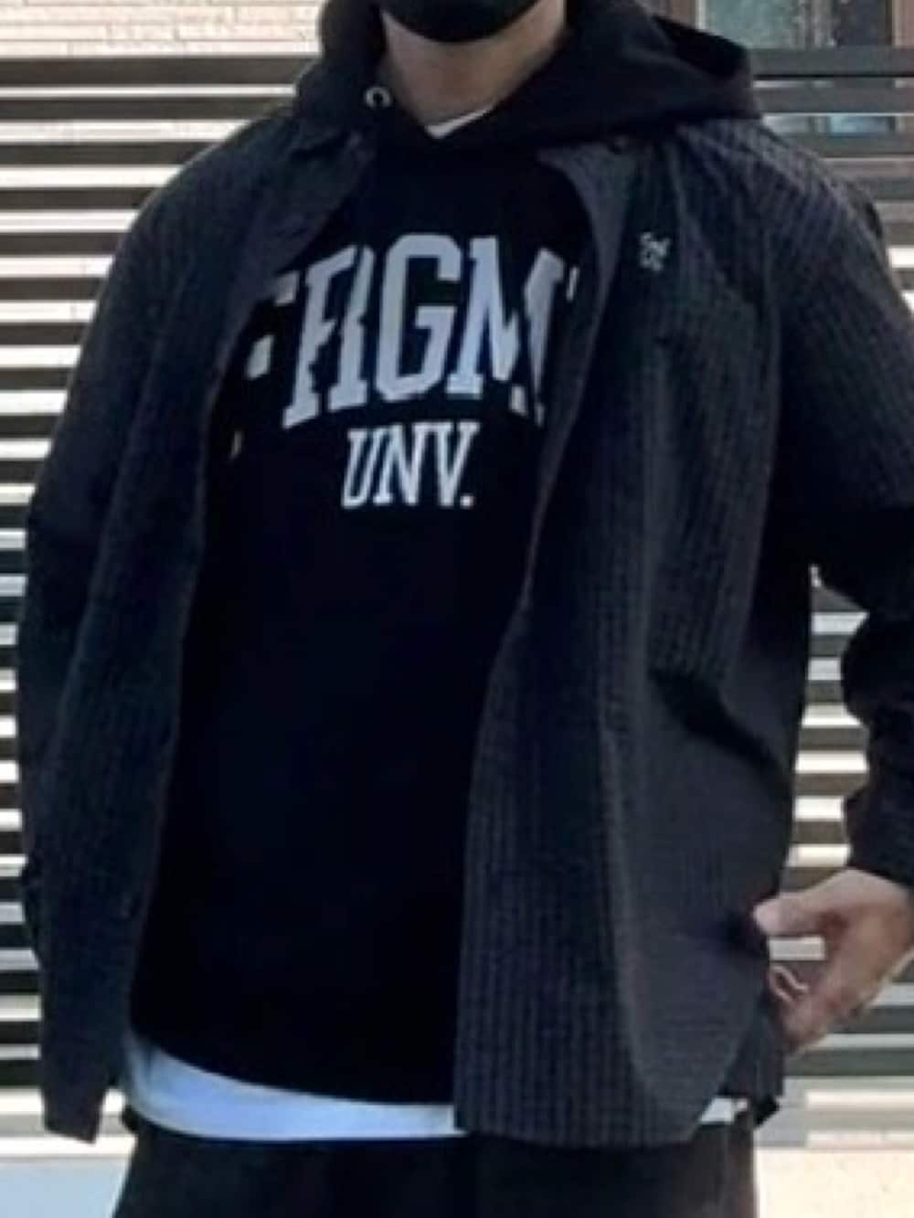 グレー系のスニーカー、ブラック系のシャツ/ブラウス、ブラック系のパーカーを着用したメンズの春コーディネートの2枚目の写真