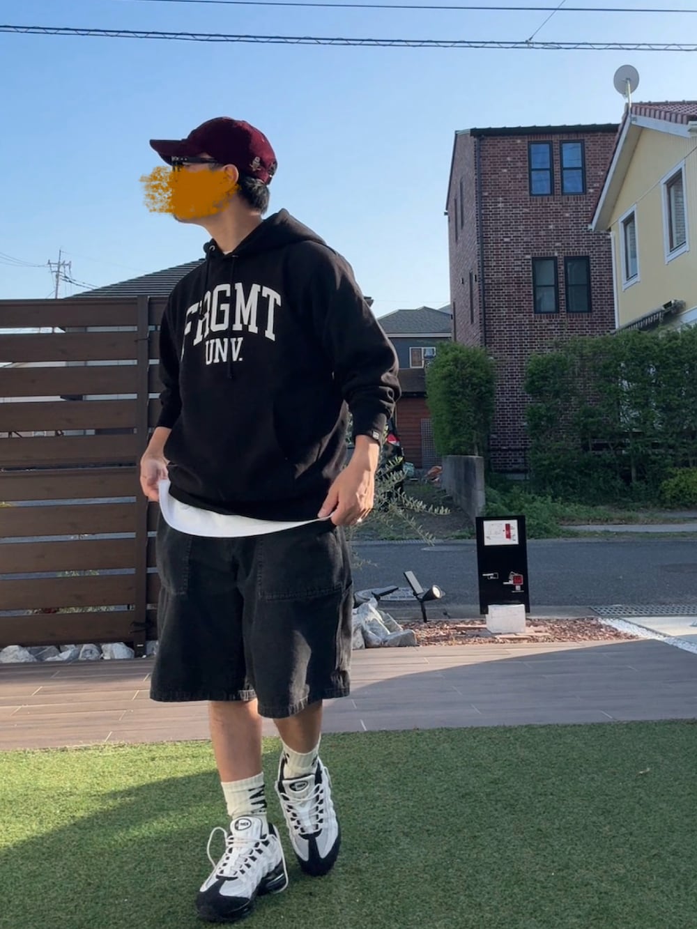 ブラック系のデニムパンツ、ブラック系のスニーカー、ブラック系のパーカーを着用したメンズの春コーディネートの3枚目の写真