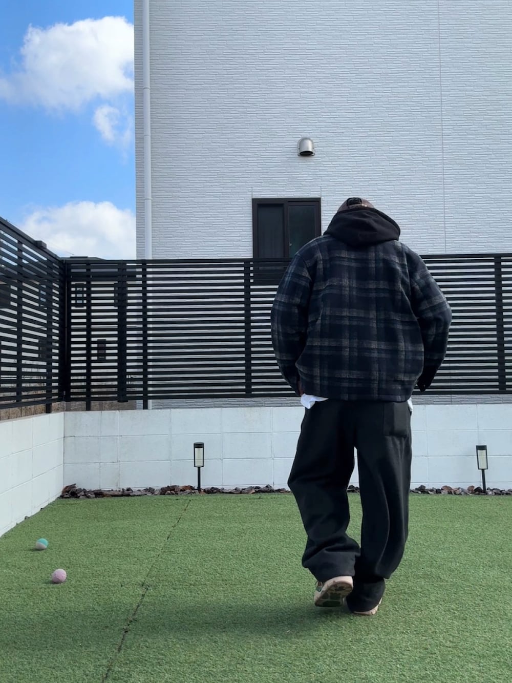 ブラック系のパーカー、ブルー系のその他アウター、ブラック系のスウェットパンツを着用したメンズの春コーディネートの3枚目の写真