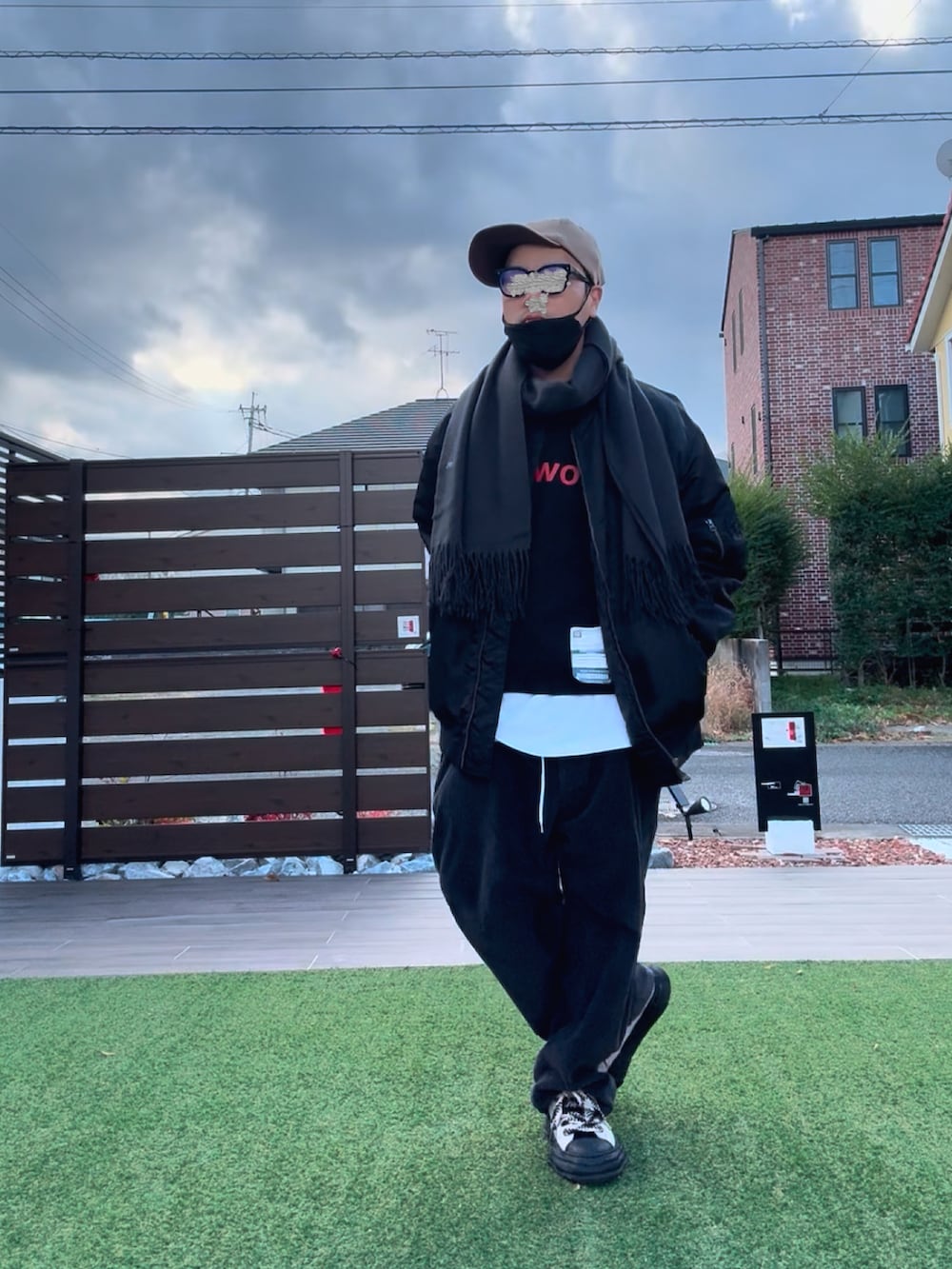 ブラック系のMA-1、ブラック系のその他パンツ、ベージュ系のスニーカーを着用したメンズの冬コーディネートの2枚目の写真