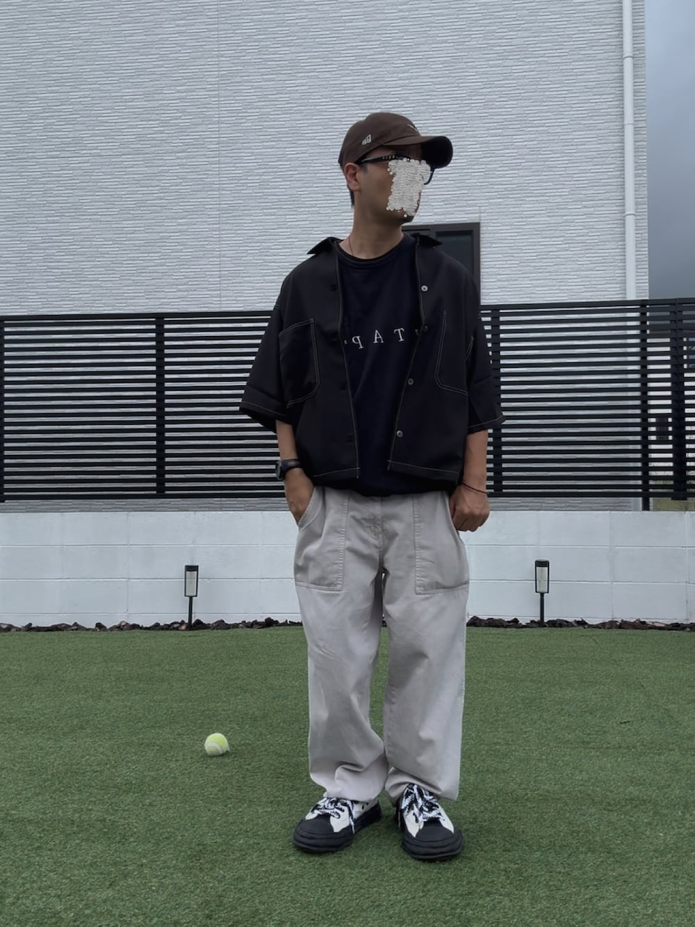 ブラック系のTシャツ/カットソー、ベージュ系のその他パンツ、ブラック系のシャツ/ブラウスを着用したメンズの夏コーディネートの2枚目の写真