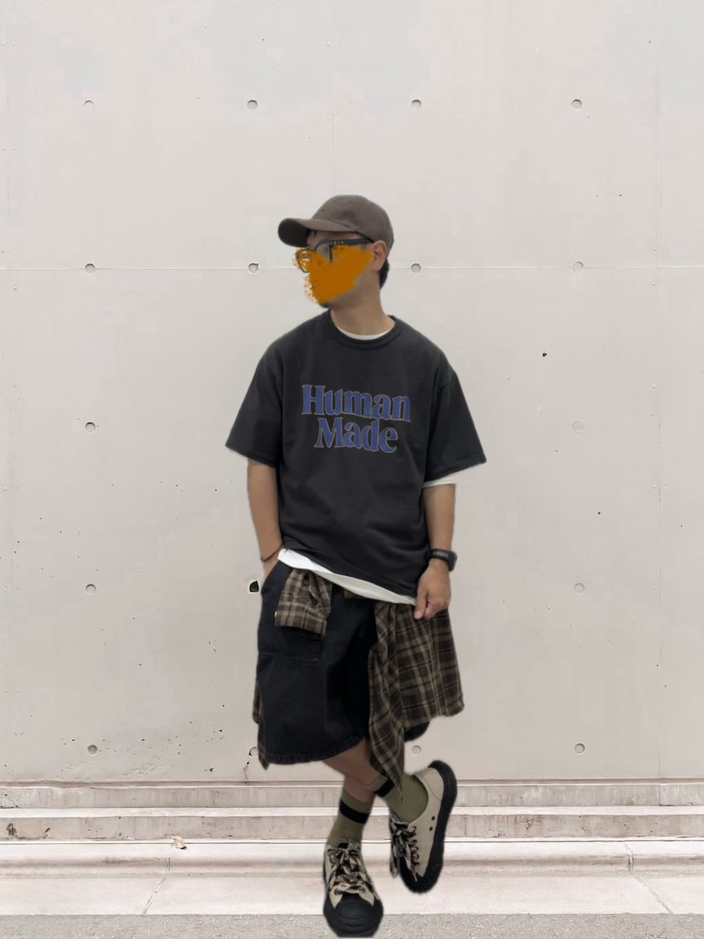 ブラウン系のシャツ/ブラウス、ブラック系のデニムパンツ、ブラック系のTシャツ/カットソーを着用したメンズの夏コーディネートの2枚目の写真