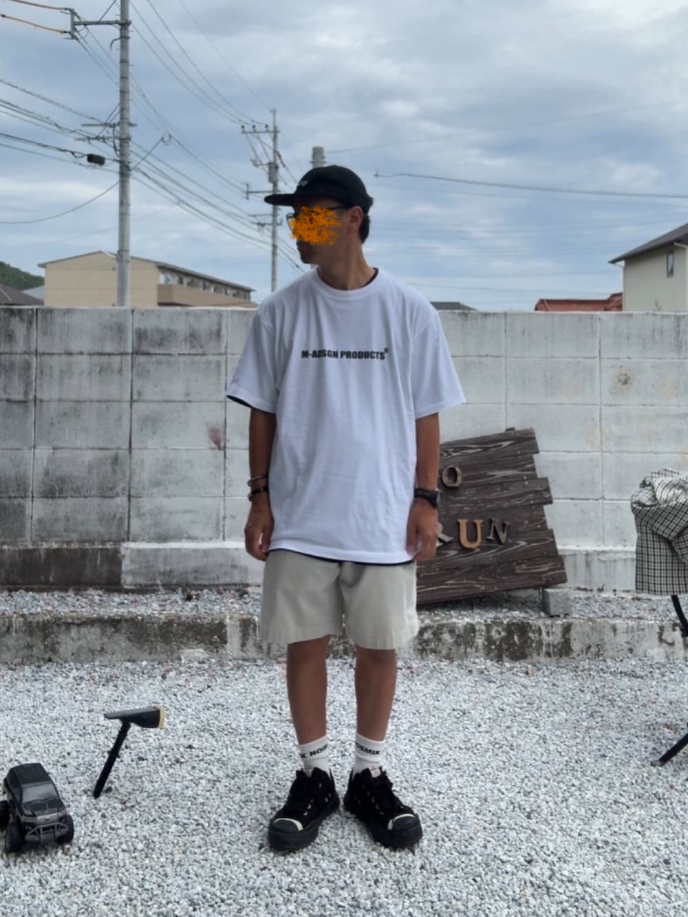 ブラック系のシャツ/ブラウス、ブラック系のスニーカー、ホワイト系のTシャツ/カットソーを着用したメンズの秋コーディネートの2枚目の写真