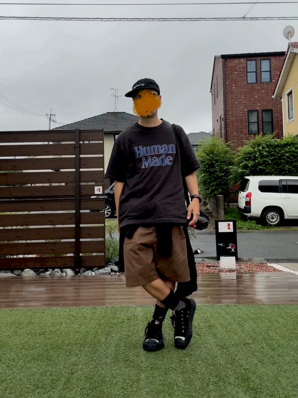 ブラック系のスニーカー、ブラック系のTシャツ/カットソー、ブラック系のスタジャンを着用したメンズの夏コーディネートの3枚目の写真