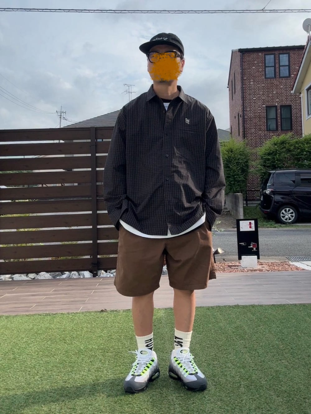 グレー系のスニーカー、ブラック系のシャツ/ブラウス、ブラック系のTシャツ/カットソーを着用したメンズの夏コーディネートの3枚目の写真