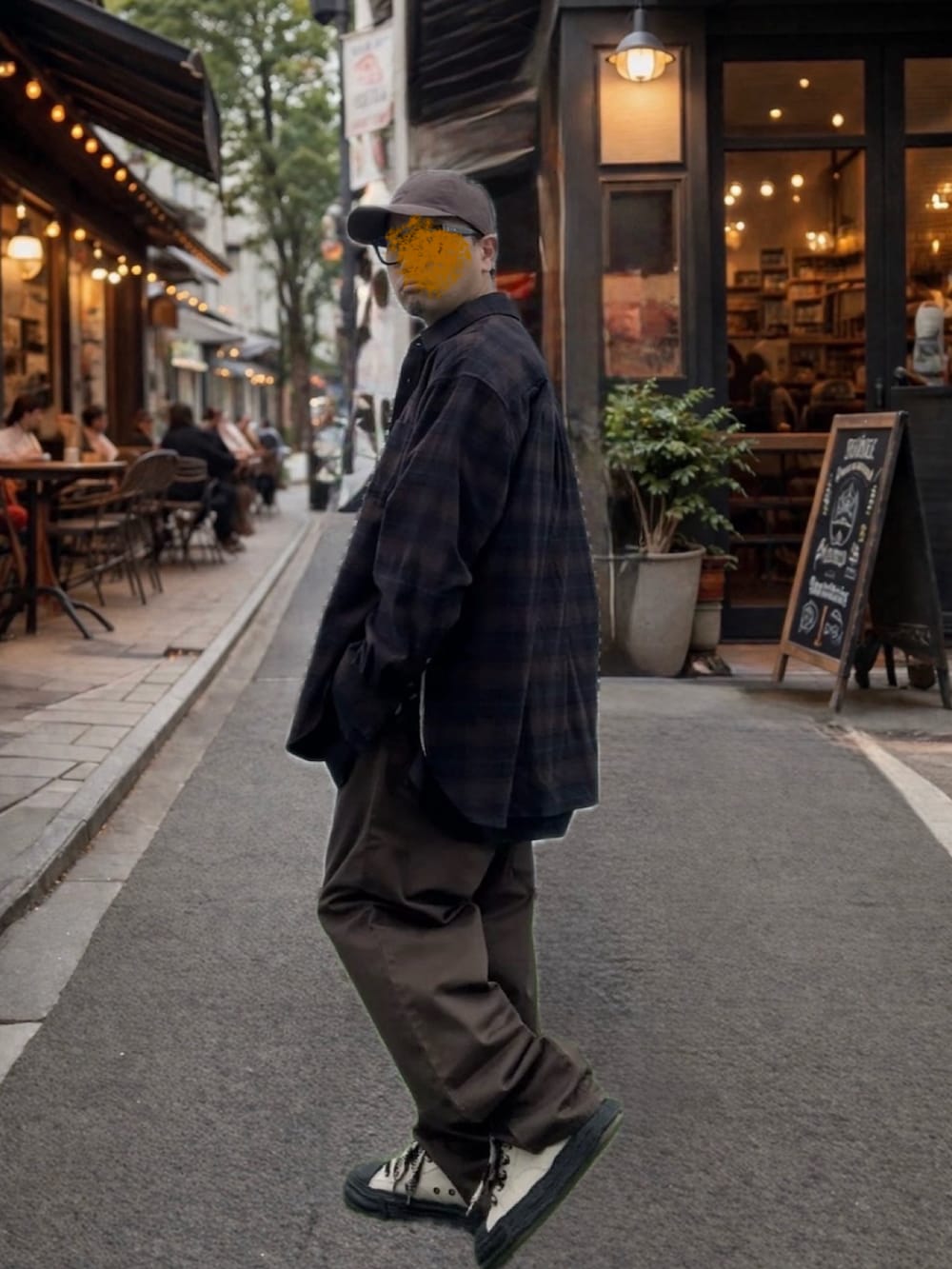 ブラウン系のシャツ/ブラウス、グレー系のTシャツ/カットソー、ブラウン系のチノパンツを着用したメンズの春コーディネートの2枚目の写真