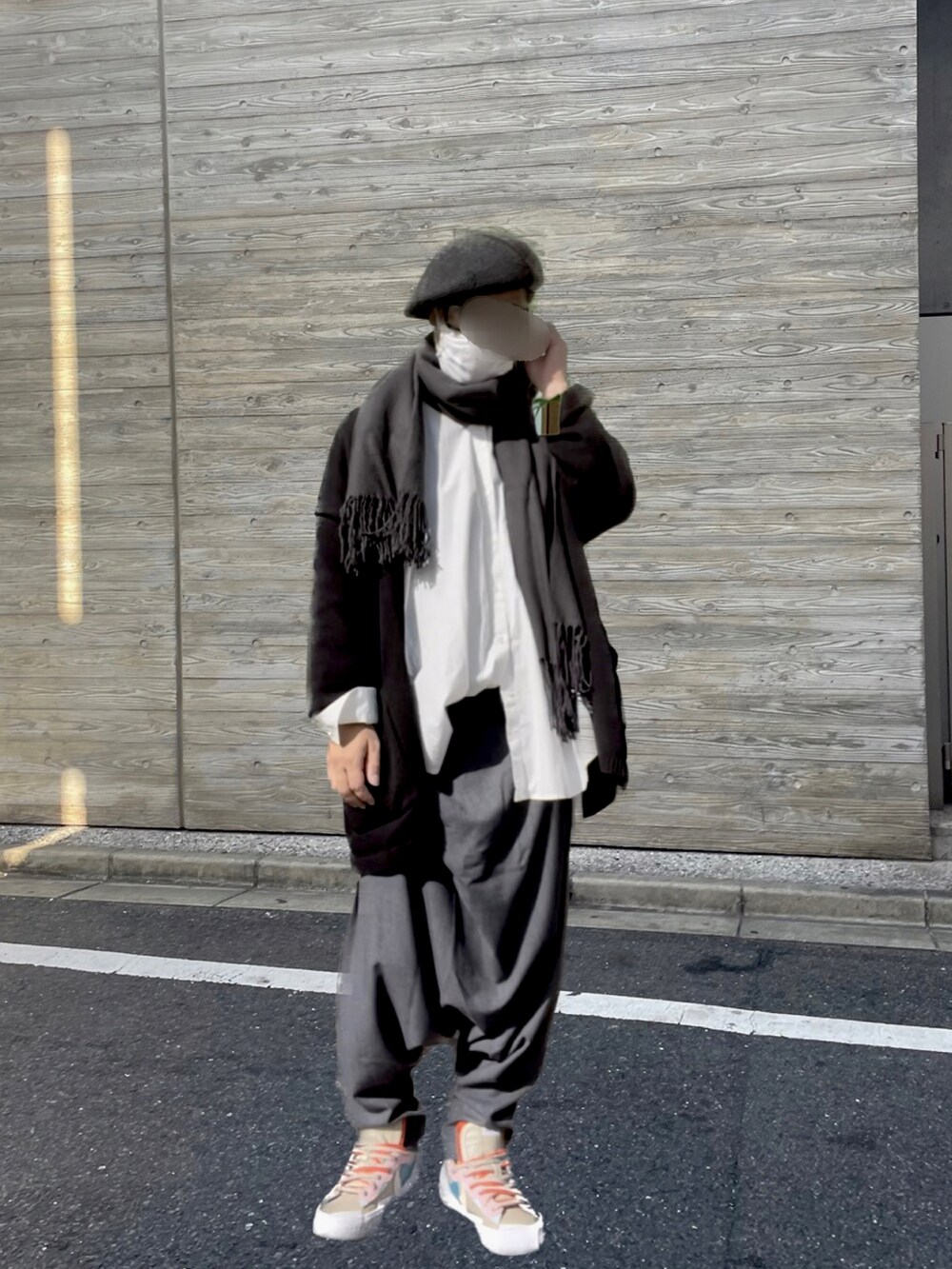 グレー系のその他パンツ、ベージュ系のスニーカー、ブラック系のハンチング/ベレー帽を着用したメンズの冬コーディネートの2枚目の写真