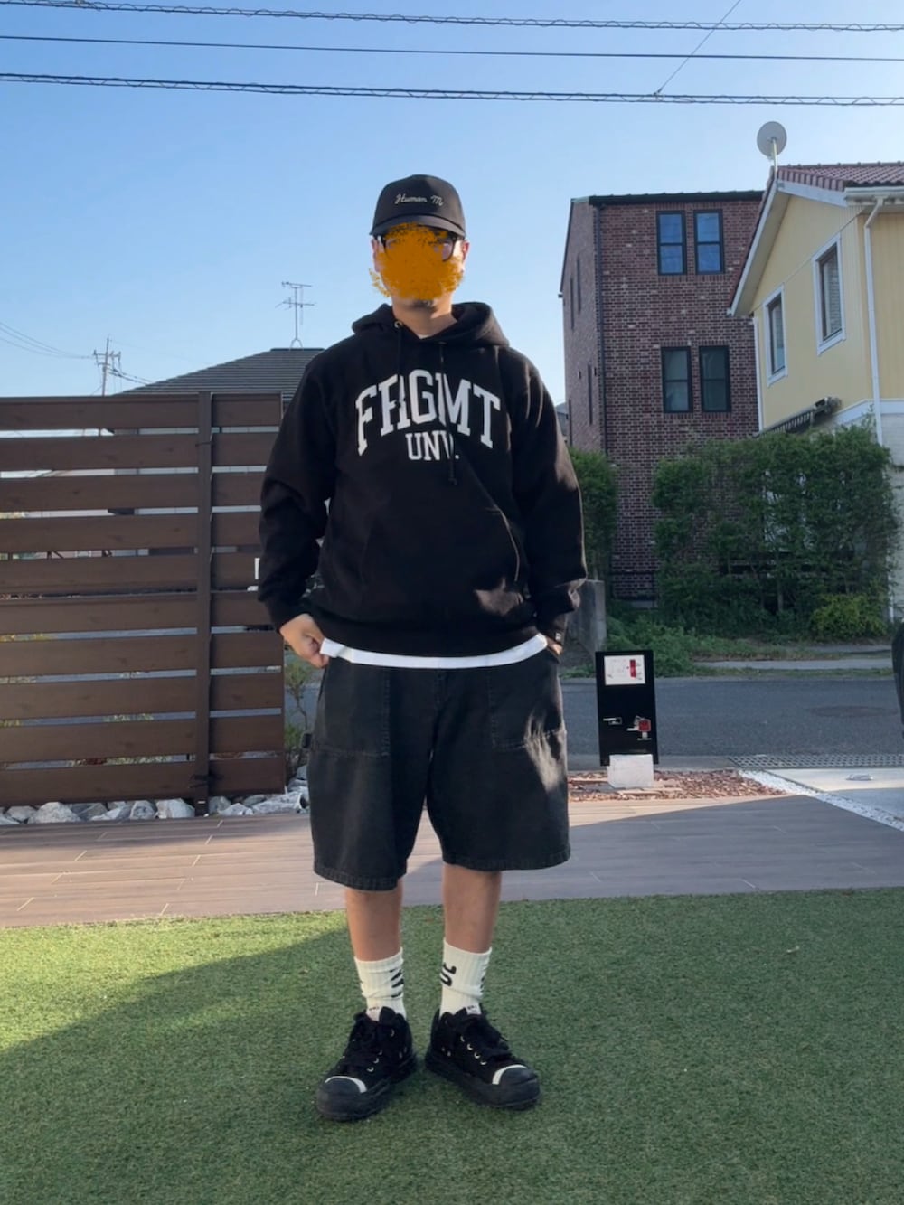 ブラック系のデニムパンツ、ブラック系のスニーカー、ブラック系のパーカーを着用したメンズの春コーディネートの2枚目の写真