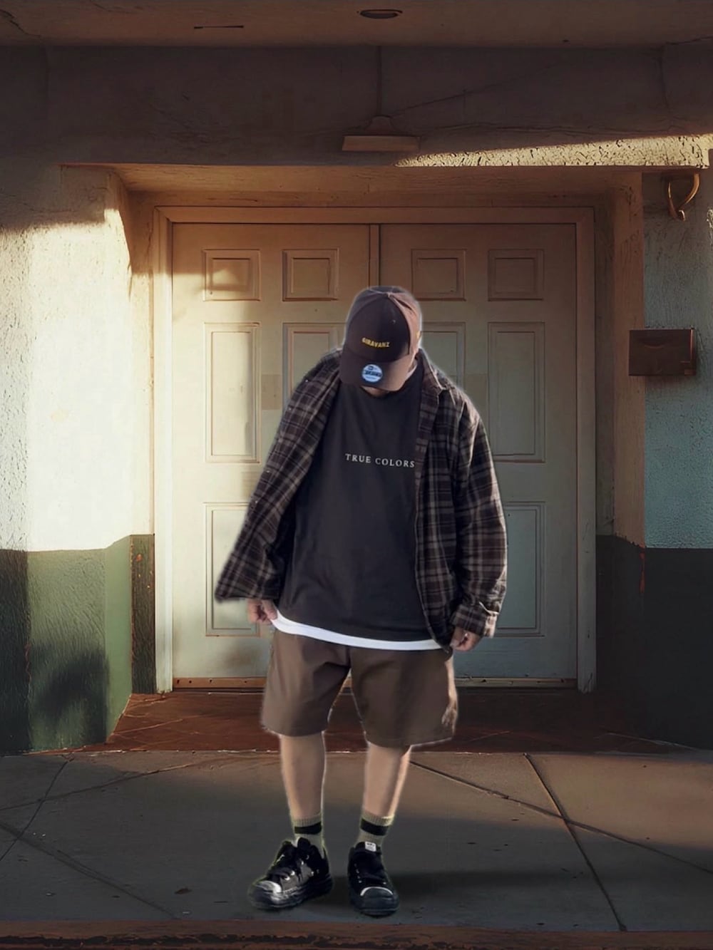 ブラウン系のシャツ/ブラウス、ブラック系のスニーカー、グレー系のTシャツ/カットソーを着用したメンズの夏コーディネートの2枚目の写真