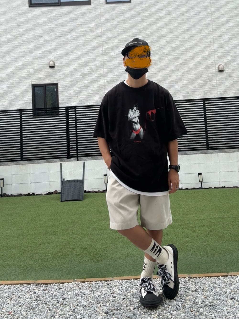 ブラック系のTシャツ/カットソー、ベージュ系のその他パンツ、ブラック系のスニーカーを着用したメンズの夏コーディネートの2枚目の写真