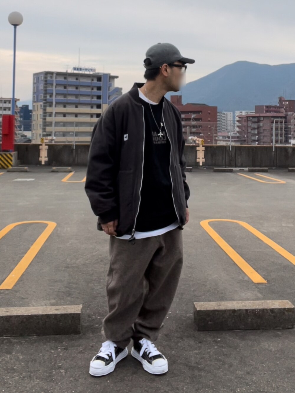 ブラック系のジャケット/アウター、ブラック系のTシャツ/カットソー、ブラウン系のその他パンツを着用したメンズの冬コーディネートの3枚目の写真