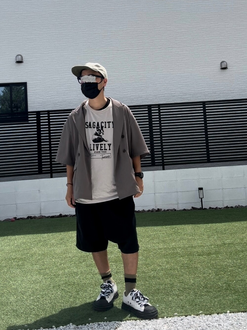 ブラウン系のセットアップ、グレー系のTシャツ/カットソー、ブラック系のその他パンツを着用したメンズの秋コーディネートの3枚目の写真