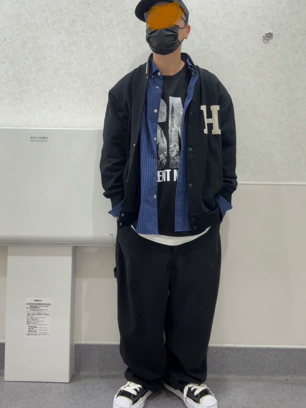ブラック系のその他パンツ、ブラック系のスニーカー、ブルー系のシャツ/ブラウスを着用したメンズの春コーディネートの2枚目の写真