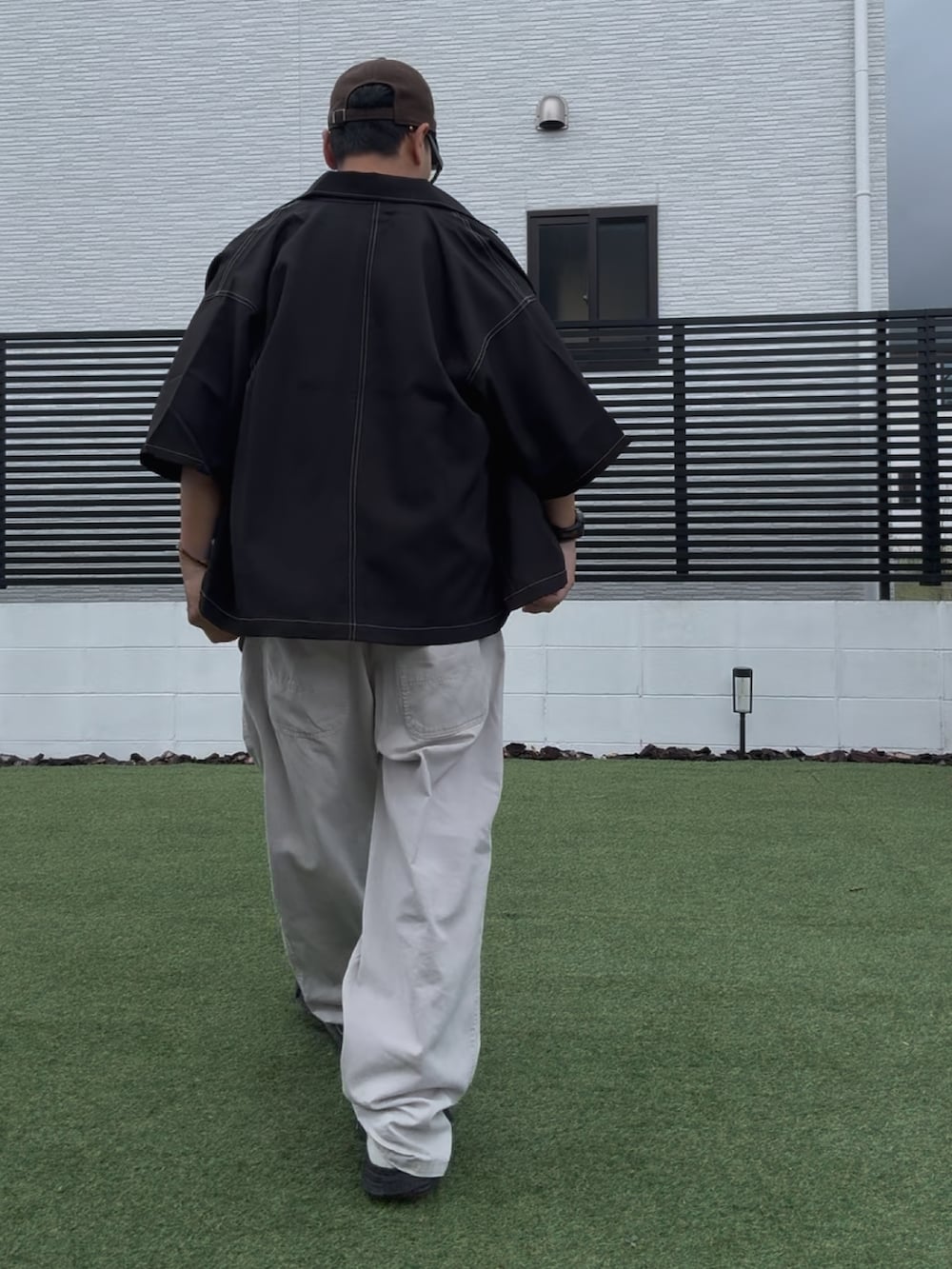 ブラック系のTシャツ/カットソー、ベージュ系のその他パンツ、ブラック系のシャツ/ブラウスを着用したメンズの夏コーディネートの3枚目の写真