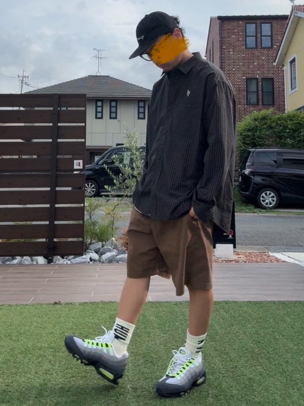 グレー系のスニーカー、ブラック系のシャツ/ブラウス、ブラック系のTシャツ/カットソーを着用したメンズの夏コーディネートの2枚目の写真