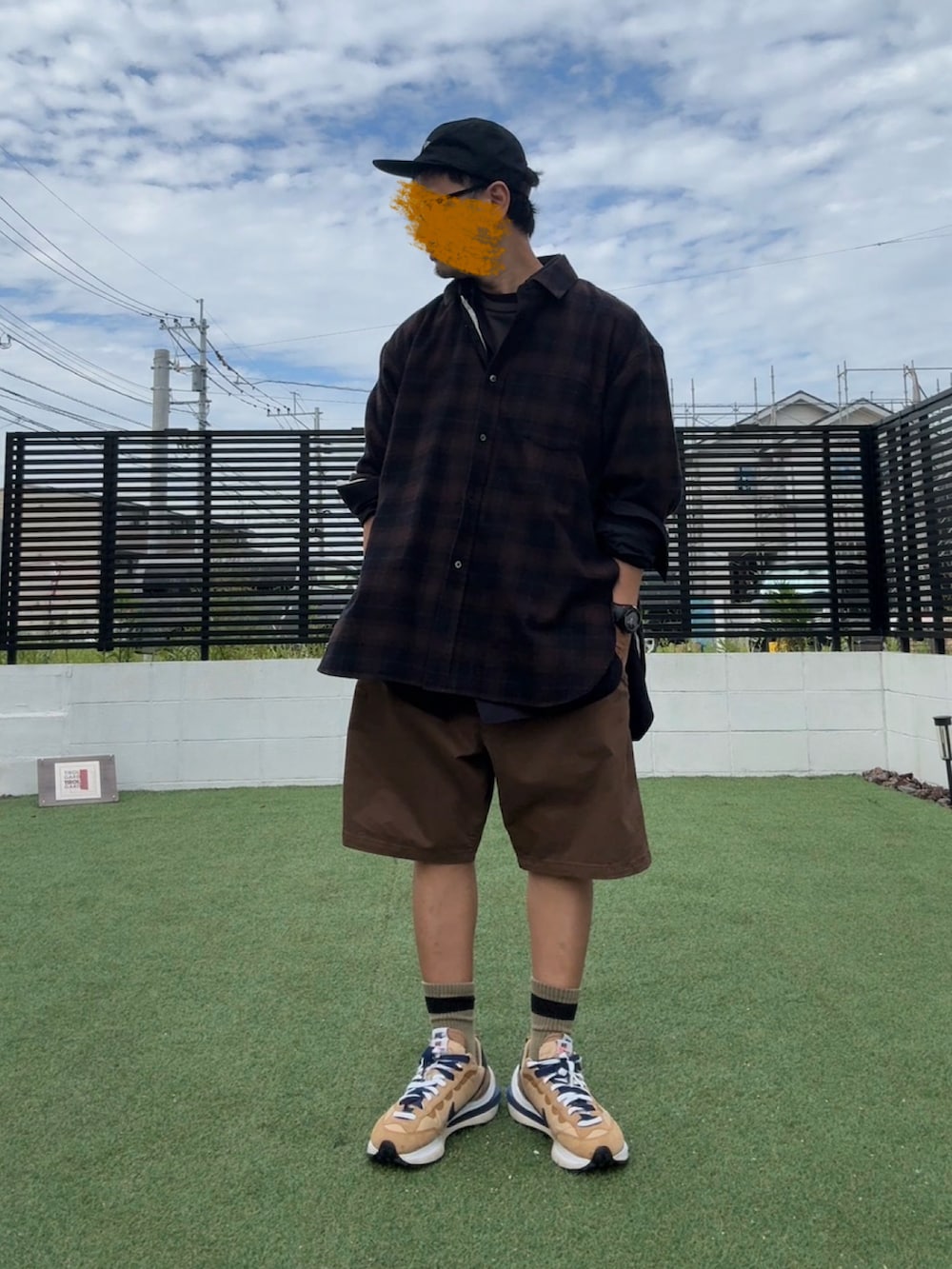 ブラウン系のシャツ/ブラウス、ブラウン系のその他パンツ、ベージュ系のスニーカーを着用したメンズの夏コーディネートの2枚目の写真