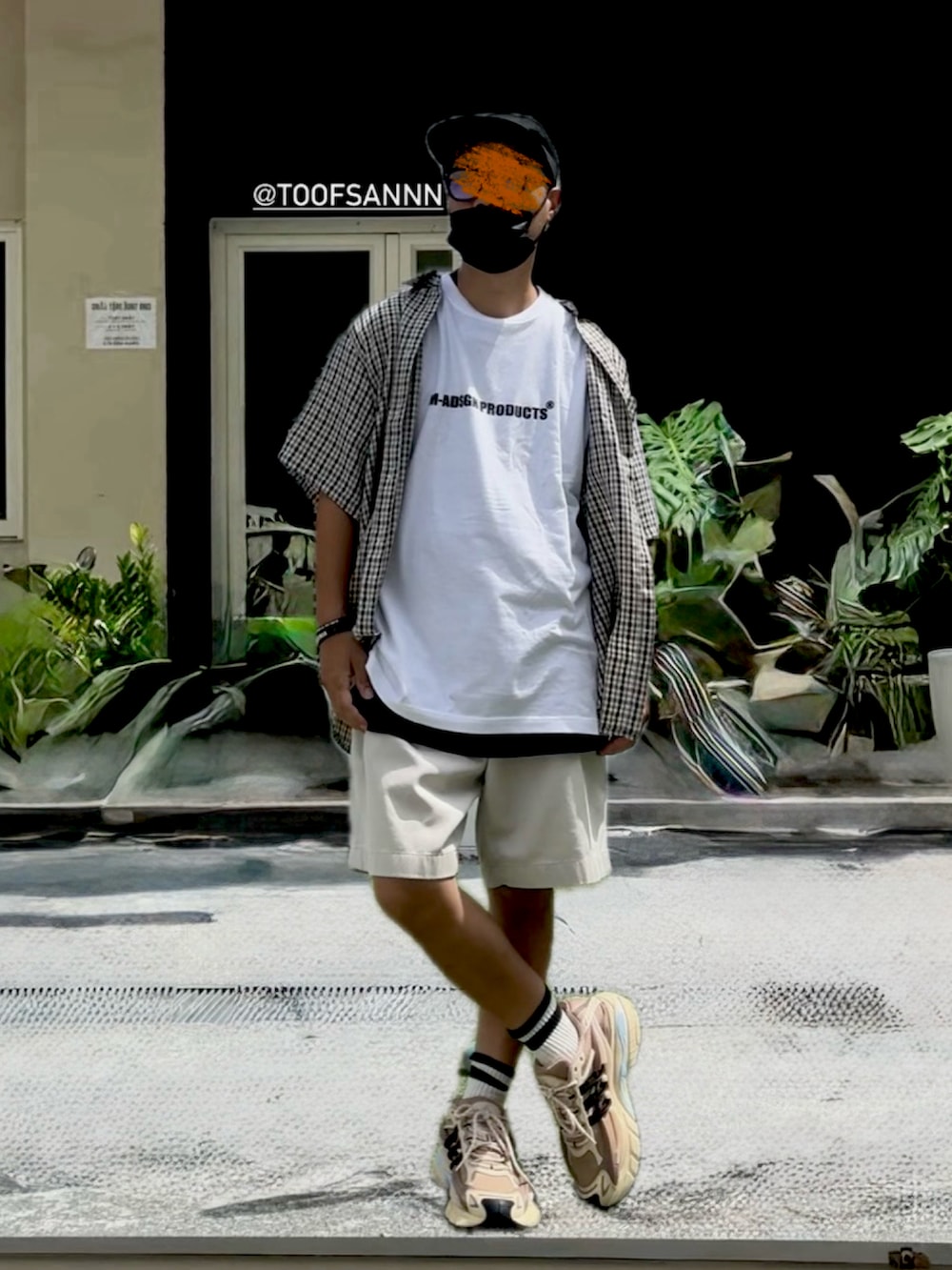 ホワイト系のシャツ/ブラウス、ホワイト系のTシャツ/カットソー、ベージュ系のその他パンツを着用したメンズの秋コーディネートの2枚目の写真