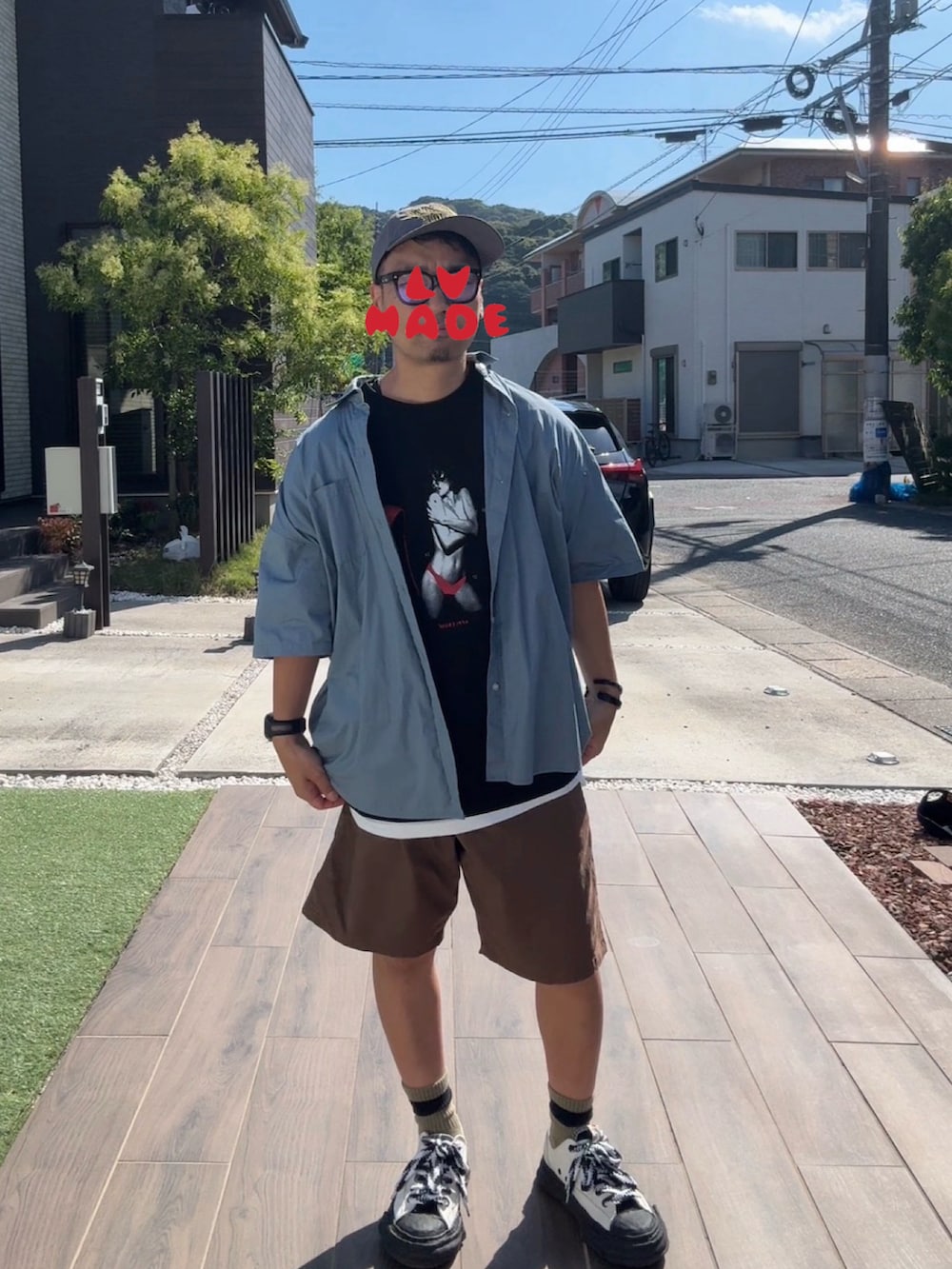 ブルー系のシャツ/ブラウス、ブラック系のTシャツ/カットソー、ブラウン系のその他パンツを着用したメンズの夏コーディネートの3枚目の写真
