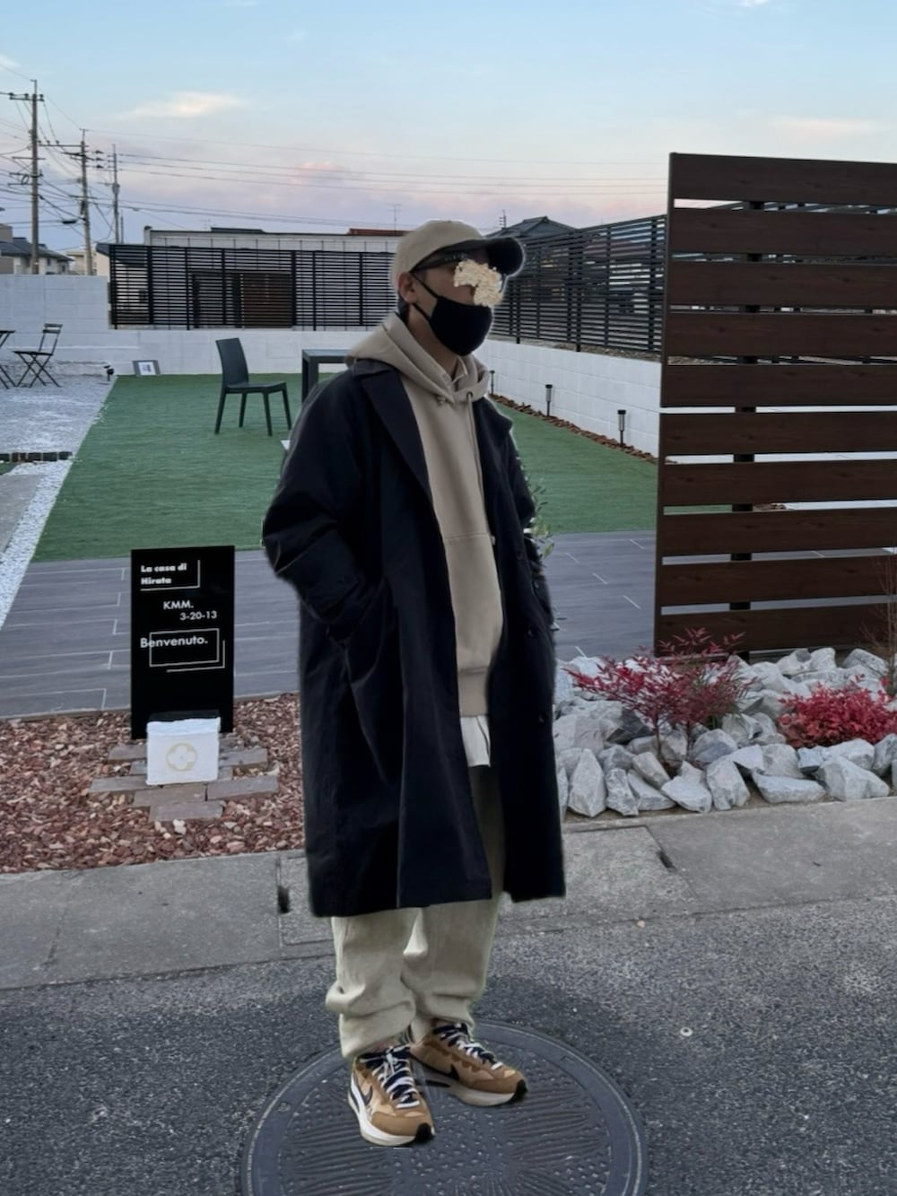 ベージュ系のパーカー、ベージュ系のスウェットパンツ、ベージュ系のスニーカーを着用したメンズの冬コーディネートの3枚目の写真