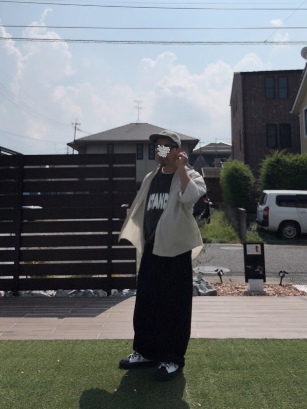 ホワイト系のTシャツ/カットソー、グレー系のシャツ/ブラウス、ブラック系のスニーカーを着用したメンズの秋コーディネートの2枚目の写真