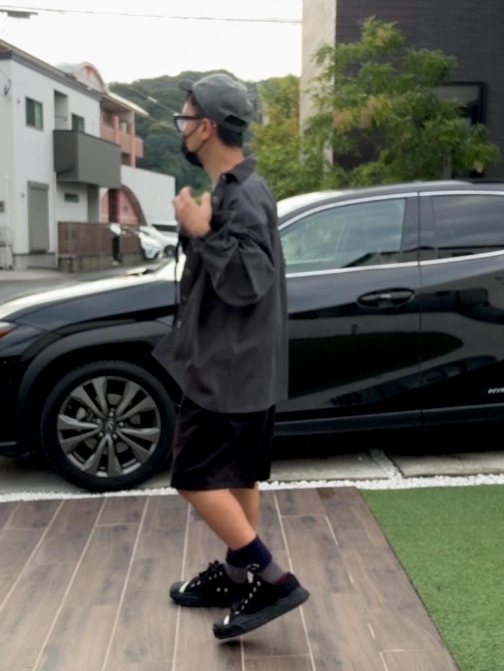 ブラック系のスニーカー、グレー系のナイロンジャケット、ブラック系のその他パンツを着用したメンズの秋コーディネートの4枚目の写真