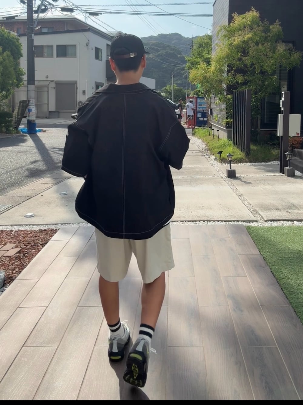 ブラック系のシャツ/ブラウス、ホワイト系のTシャツ/カットソー、ブラック系のスニーカーを着用したメンズの夏コーディネートの4枚目の写真
