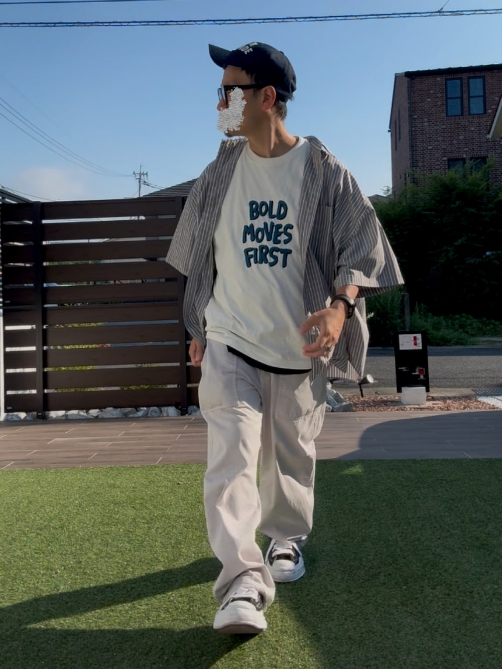 グレー系のシャツ/ブラウス、ホワイト系のTシャツ/カットソー、ベージュ系のその他パンツを着用したメンズの夏コーディネートの2枚目の写真