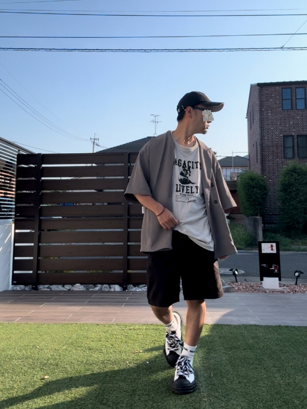 グレー系のTシャツ/カットソー、ブラウン系のセットアップ、ブラック系のパンツを着用したメンズの秋コーディネートの2枚目の写真