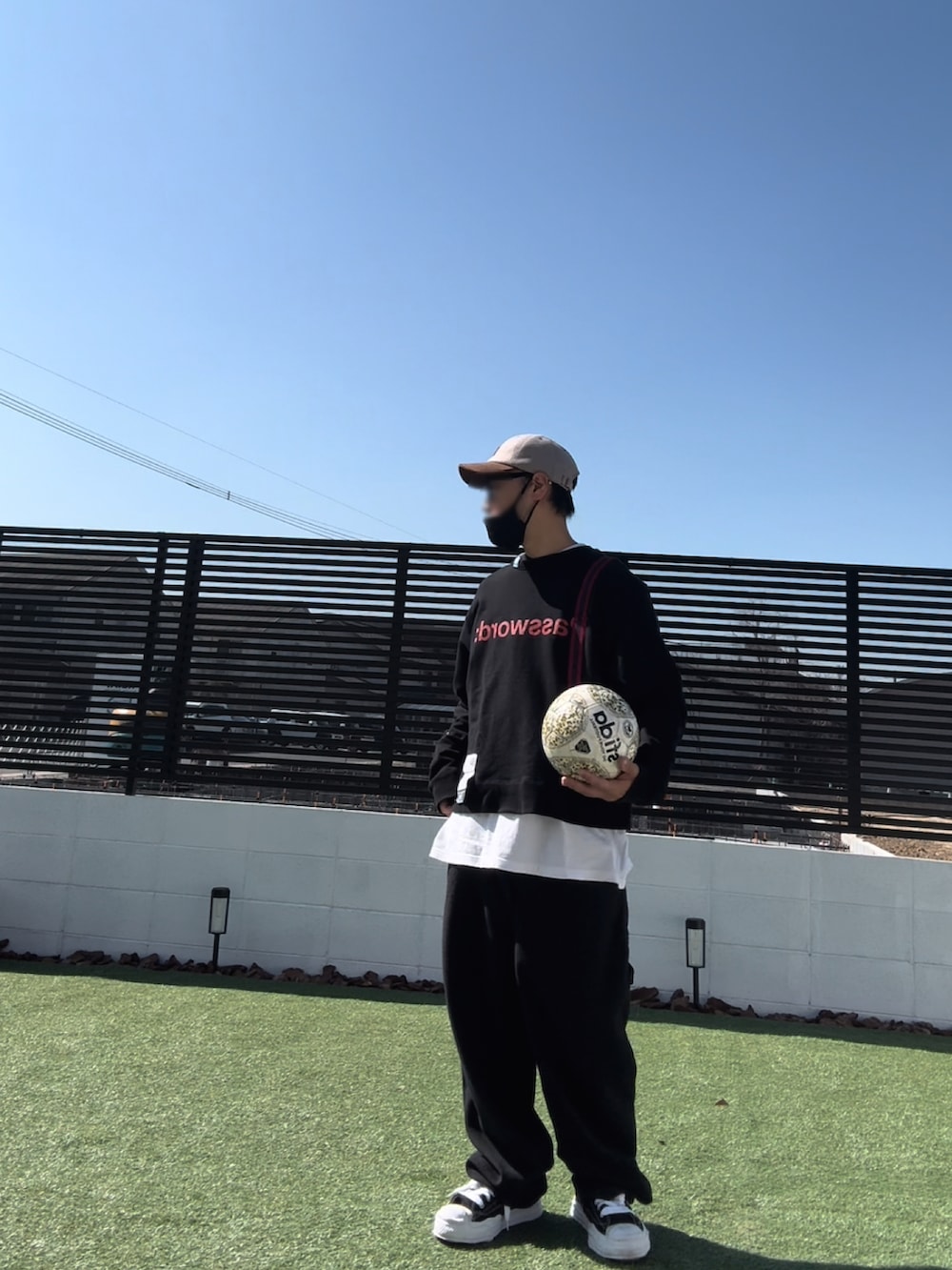 ブラック系のスウェット、ブラック系のその他パンツ、ブラック系のスニーカーを着用したメンズの春コーディネートの2枚目の写真