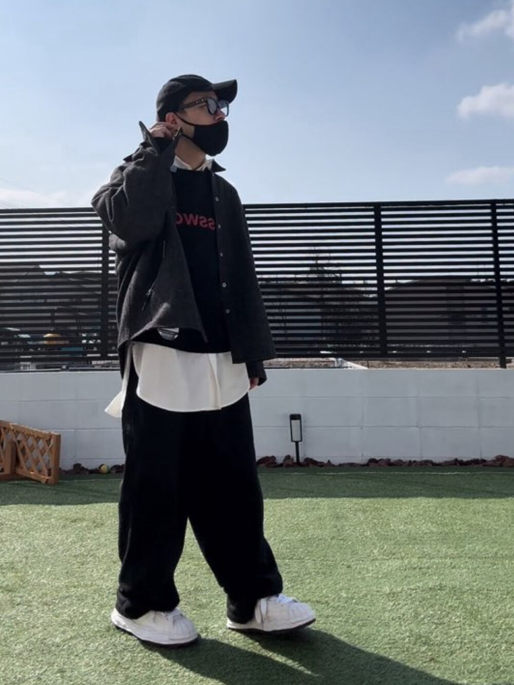 ブラック系のスウェット、グレー系のブルゾン、ブラック系のその他パンツを着用したメンズの春コーディネートの3枚目の写真