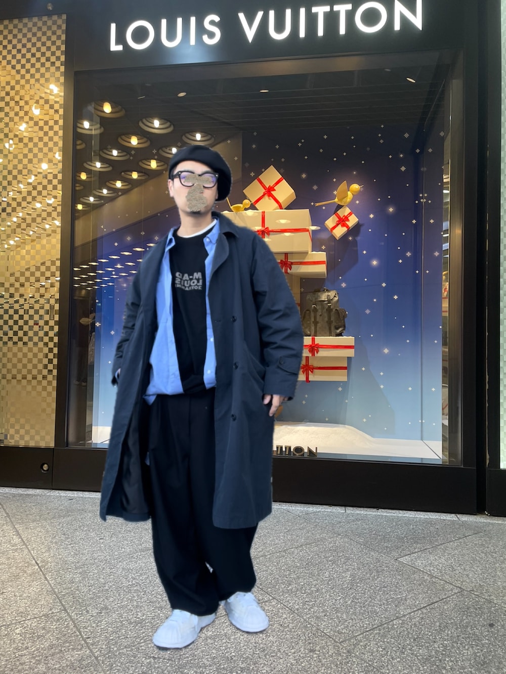 ブラック系のその他パンツ、ホワイト系のスニーカー、ブラック系のTシャツ/カットソーを着用したメンズの冬コーディネートの2枚目の写真