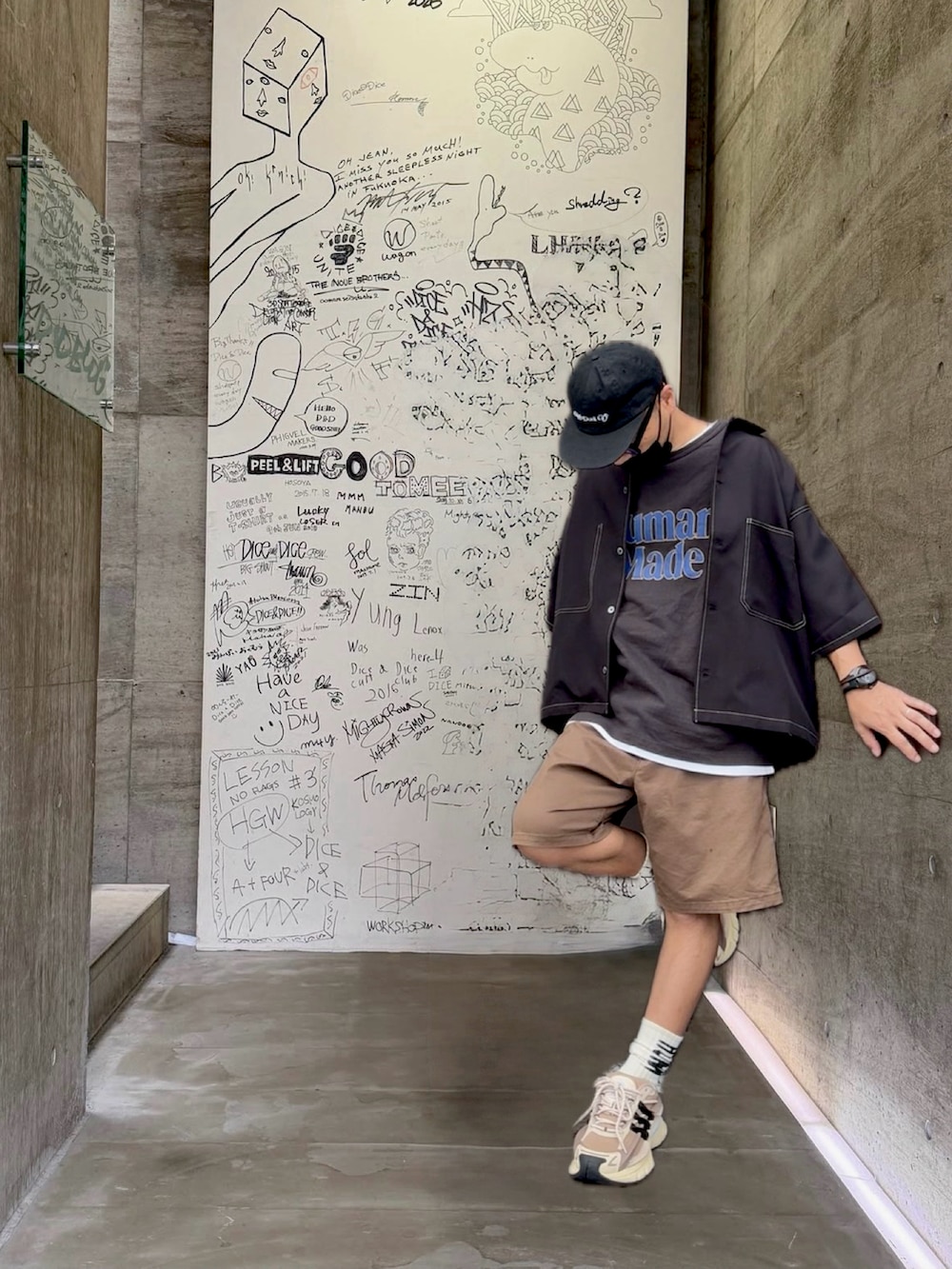 ブラック系のシャツ/ブラウス、ブラウン系のその他パンツ、ブラック系のTシャツ/カットソーを着用したメンズの秋コーディネートの2枚目の写真