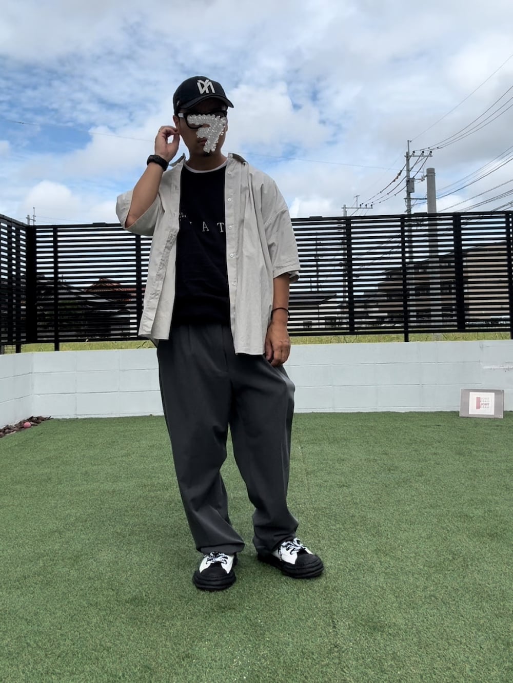 ブラック系のTシャツ/カットソー、グレー系のシャツ/ブラウス、グレー系のスラックスを着用したメンズの秋コーディネートの2枚目の写真