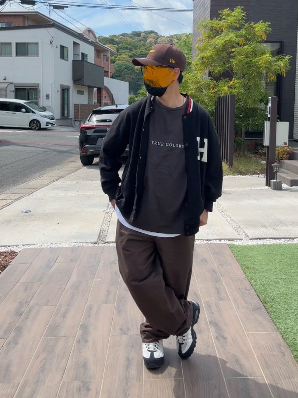グレー系のTシャツ/カットソー、ブラック系のスタジャン、ブラウン系のその他パンツを着用したメンズの春コーディネートの2枚目の写真
