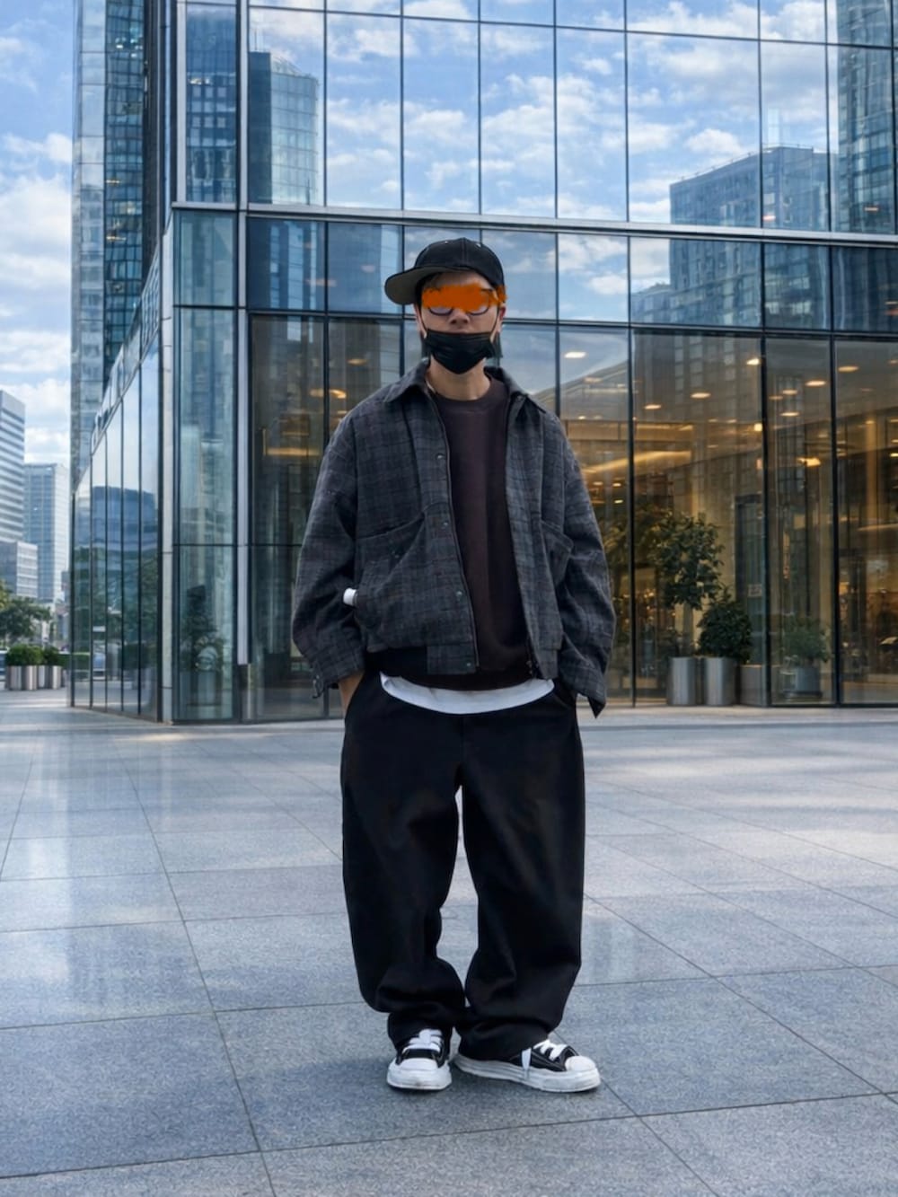 グレー系のブルゾン、ブラウン系のスウェット、ブラック系のスニーカーを着用したメンズの春コーディネートの2枚目の写真