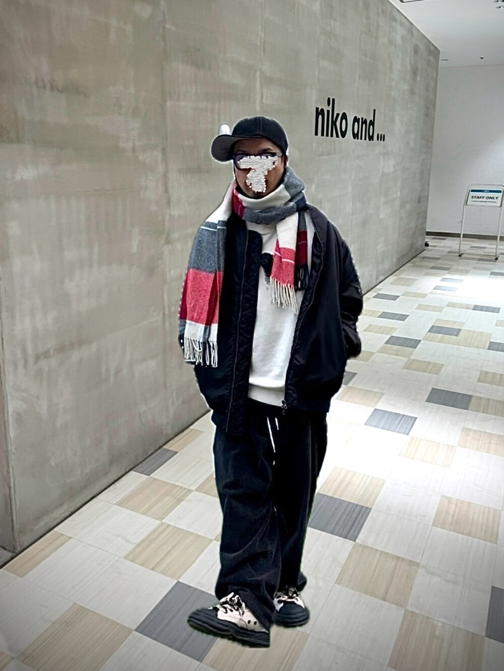 ブラック系のMA-1、ブラック系のスニーカー、ブラック系のその他パンツを着用したメンズの冬コーディネートの2枚目の写真