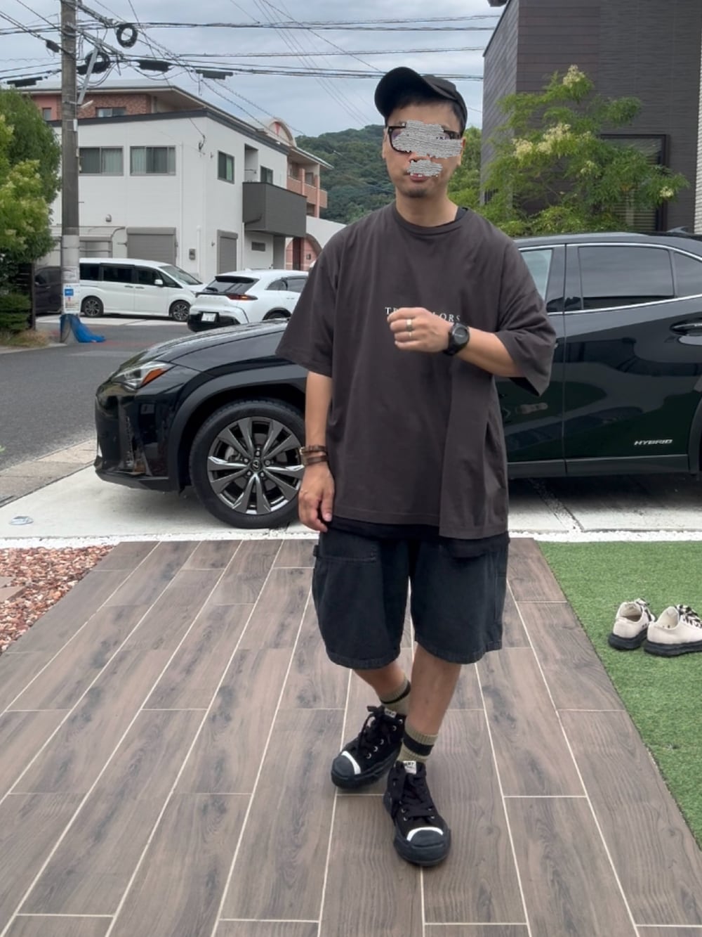 ブラック系のシャツ/ブラウス、ブラック系のデニムパンツ、ブラック系のスニーカーを着用したメンズの夏コーディネートの2枚目の写真
