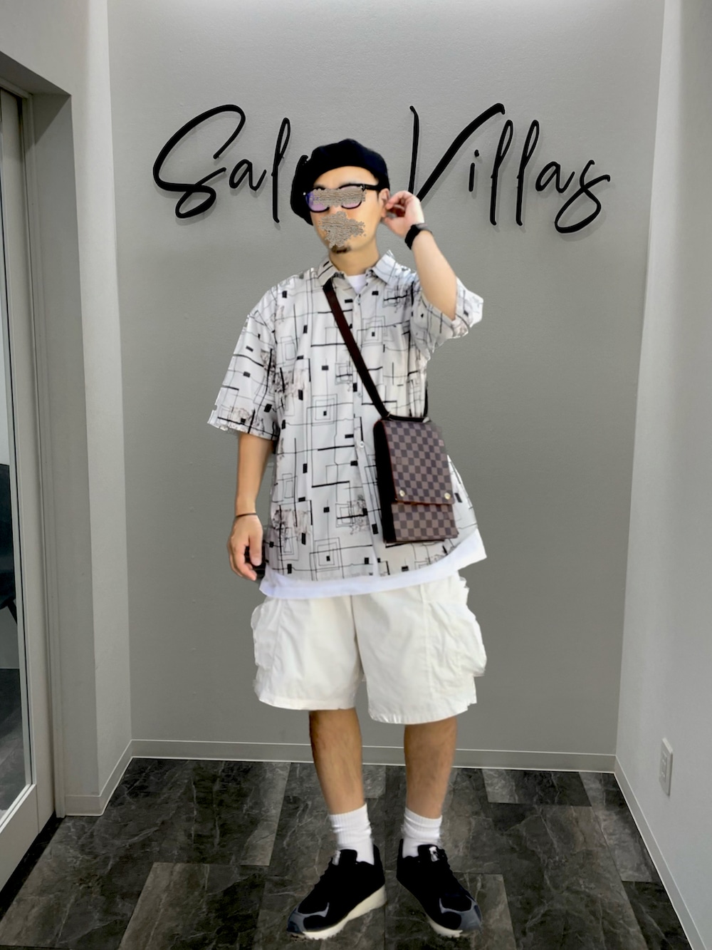 ブラウン系のショルダーバッグ、グレー系のシャツ/ブラウス、ホワイト系のパンツを着用したメンズの夏コーディネートの2枚目の写真