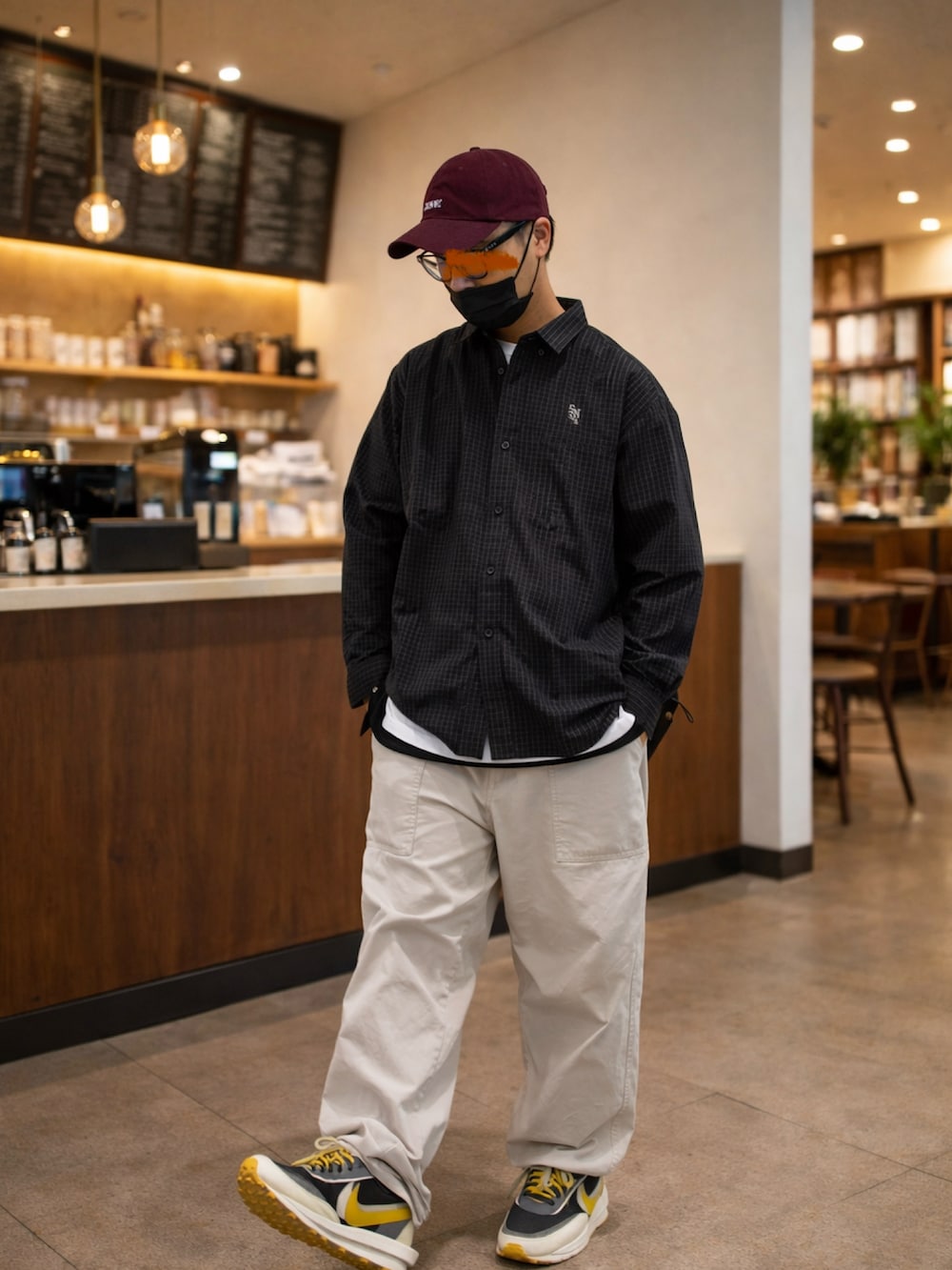 ベージュ系のその他パンツ、グレー系のスニーカー、ブラック系のシャツ/ブラウスを着用したメンズの春コーディネートの2枚目の写真