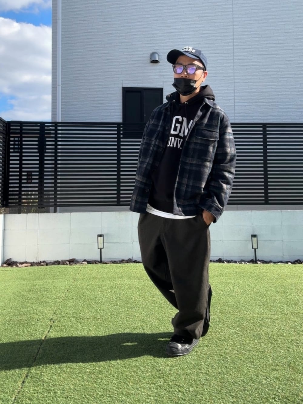 ブラック系のスニーカー、ブラック系のパーカー、ブルー系のジャケット/アウターを着用したメンズの冬コーディネートの3枚目の写真