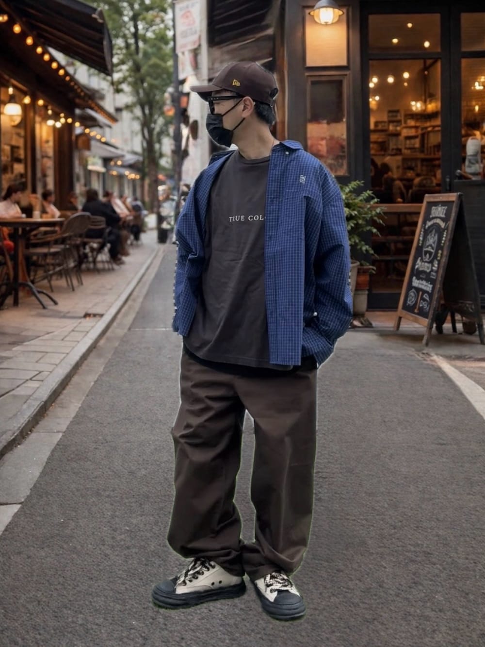 ブルー系のシャツ/ブラウス、グレー系のTシャツ/カットソー、ブラウン系のその他パンツを着用したメンズの夏コーディネートの2枚目の写真