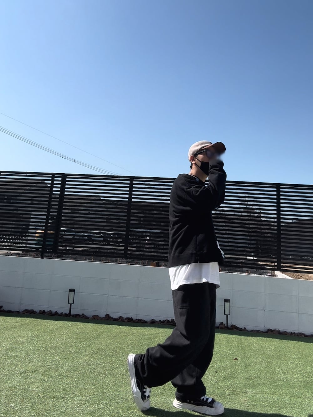 ブラック系のスウェット、ブラック系のその他パンツ、ブラック系のスニーカーを着用したメンズの春コーディネートの3枚目の写真