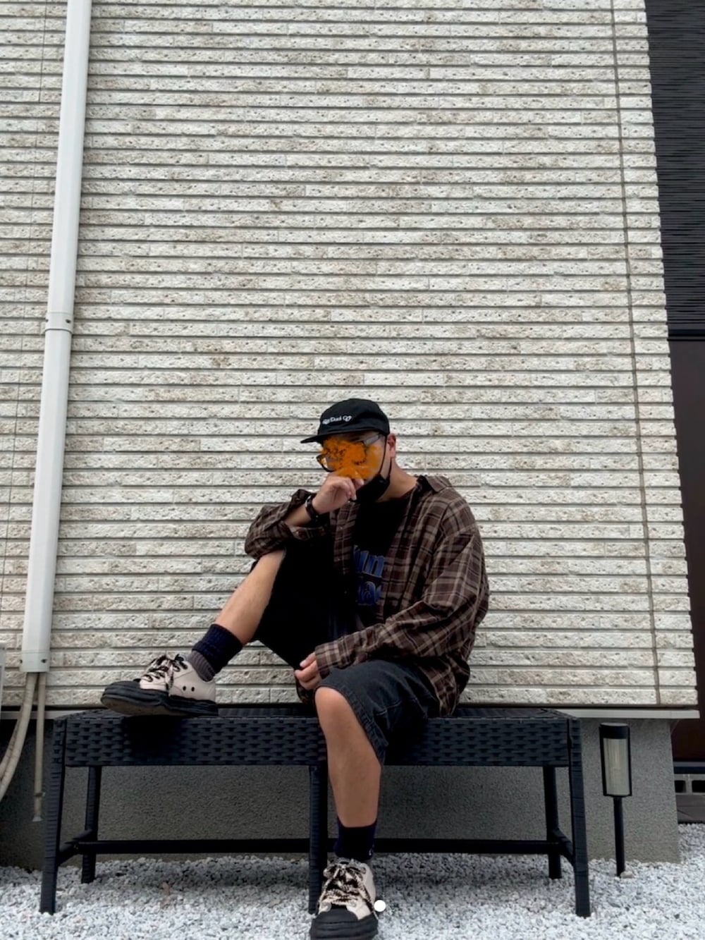 ブラック系のTシャツ/カットソー、ブラウン系のトップス、ブラック系のデニムパンツを着用したメンズの秋コーディネートの3枚目の写真