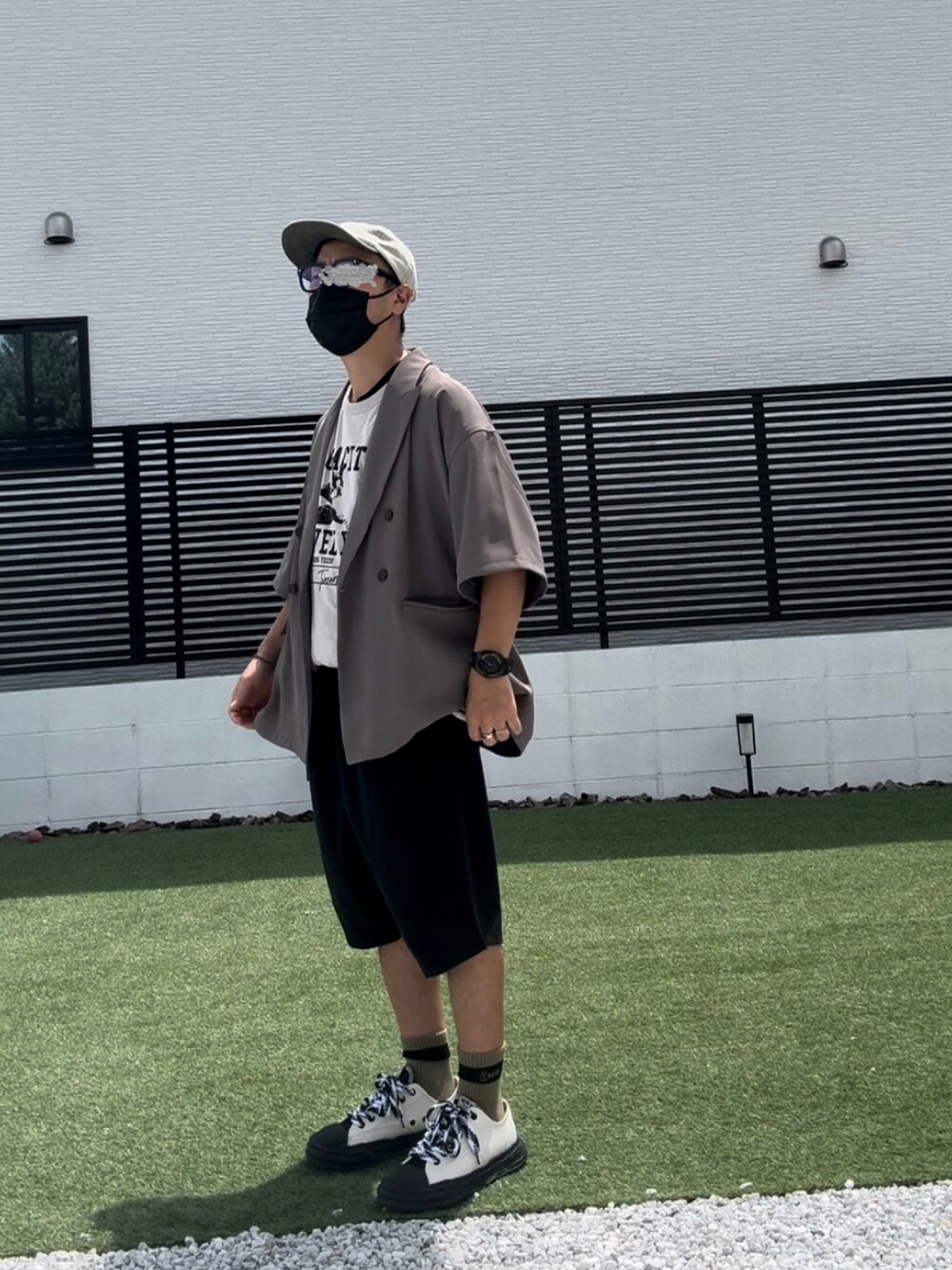 ブラウン系のセットアップ、グレー系のTシャツ/カットソー、ブラック系のその他パンツを着用したメンズの秋コーディネートの2枚目の写真