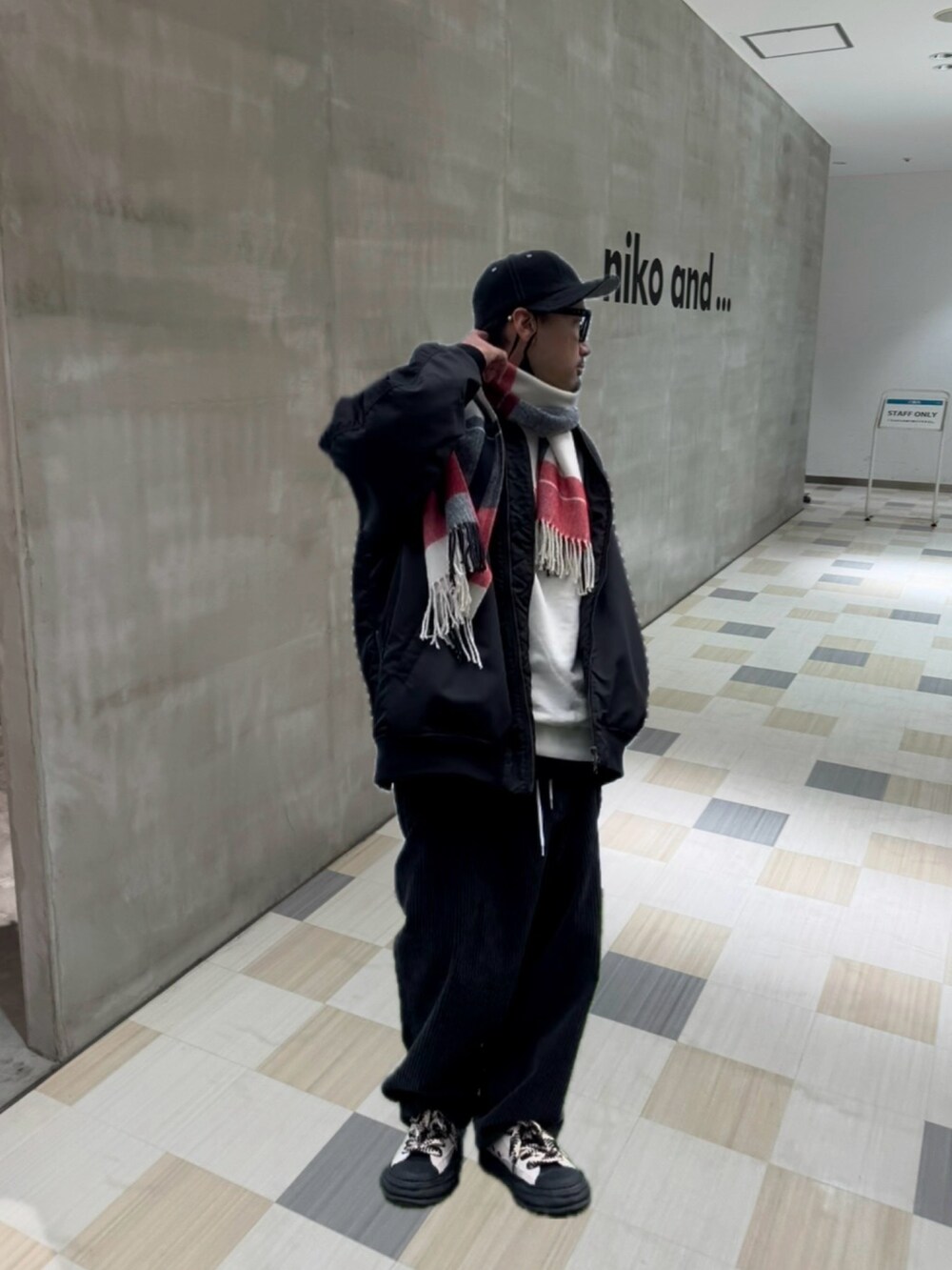 ブラック系のMA-1、ブラック系のスニーカー、ブラック系のその他パンツを着用したメンズの冬コーディネートの3枚目の写真