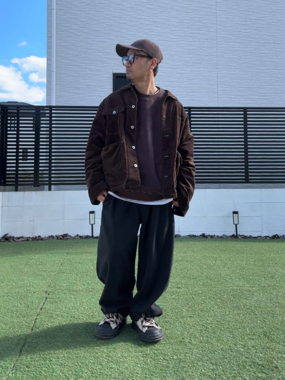 ブラウン系のブルゾン、ブラウン系のスウェット、ブラウン系のスウェットパンツを着用したメンズの冬コーディネートの2枚目の写真