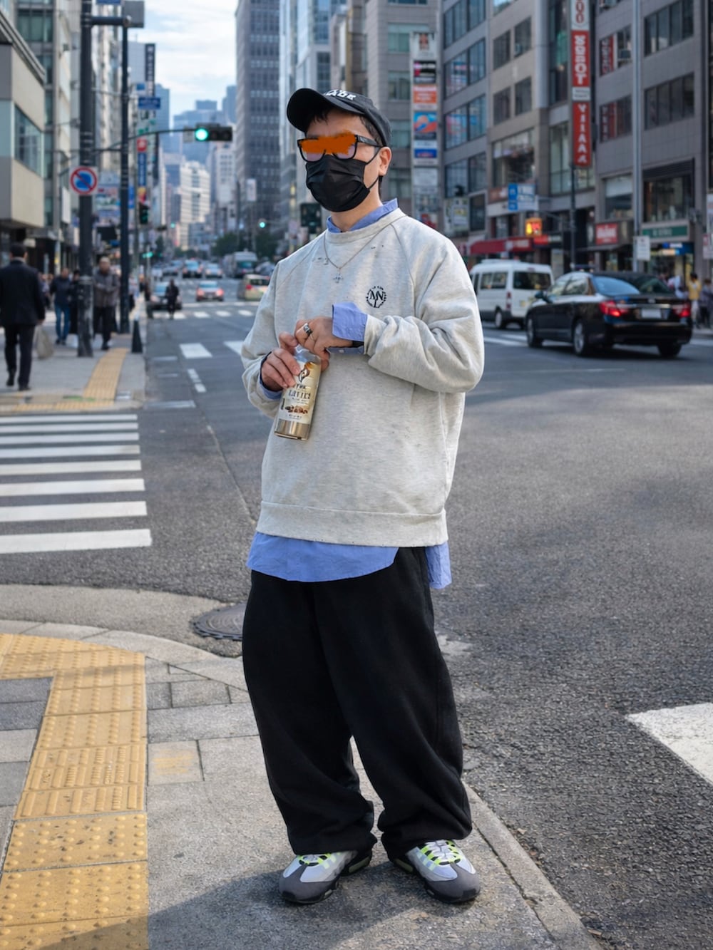 ブルー系のシャツ/ブラウス、グレー系のスニーカー、グレー系のスウェットを着用したメンズの春コーディネートの2枚目の写真