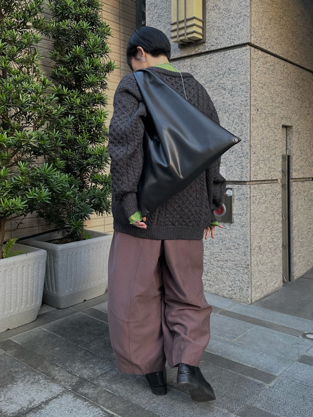 「VINTAGEのアイテム（ニット/セーター、グレー系）」を使った、KellyLeeさん（レディース・166cm）の春コーディネートの3枚目の写真