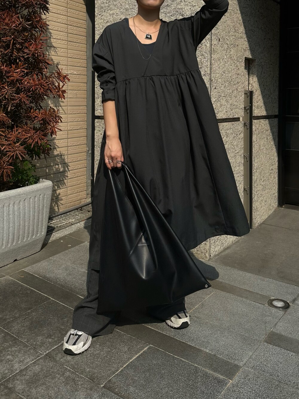 「オトナカジュアル、ootd、moussy、dress、New Balance、MM6、大人コーデ、通勤コーデ、きれいめカジュアル、カジュアル、ラフ」｜「MOUSSYのWAIST SWITCH GATHER ドレス（ワンピース、ブラック系）」を使った、KellyLeeさん（レディース・166cm）の春コーディネートの2枚目の写真