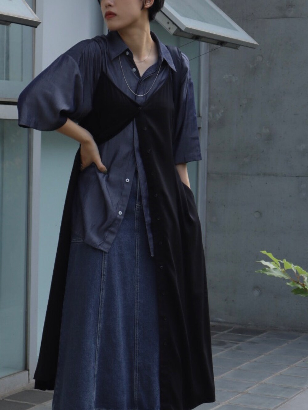 ブラック系のワンピース、ブルー系のシャツ/ブラウス、ブラック系のスニーカーを着用したレディースの夏コーディネートの4枚目の写真